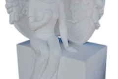 016 Rzezba aniolka z bialego marmuru Thassos, Niemcy