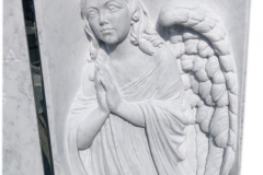 145 Nagrobek dla dziecka z marmuru wraz z plaskorzezba aniola oraz szklanym krzyzem w tablicy nagrobnej, Pinczata woj.kujawsko-pomorskie