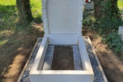 158 Pomniczek dla dziecka z piaskowca wraz z rzezbiona tablica nagrobna, Bielsko Biala