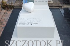 276-Nagrobek-dla-dziecka-z-bialego-konglomeratu-kwarcowego-wraz-z-szklem-witrazowym-oraz-motylkiem-Sosonowiec