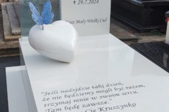 277-Nagrobek-dla-dziecka-z-bialego-konglomeratu-kwarcowego-wraz-z-szklem-witrazowym-oraz-motylkiem-Sosonowiec