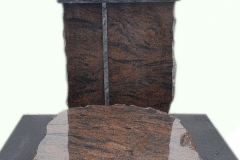101 Nagrobek granitowy w formie surowych ciosan na grobowcu rodzinnym, Oswiecim