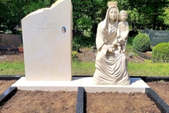 128 Pomnik z ciemnego granitu na grobowcu rodzinnym wraz z rzezba pelnoplastyczna Madonny z dzieciatkiem z piaskowca, Niemcy