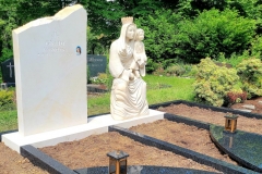 129 Pomnik z ciemnego granitu na grobowcu rodzinnym wraz z rzezba pelnoplastyczna Madonny z dzieciatkiem z piaskowca, Niemcy
