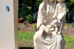 130 Pomnik z ciemnego granitu na grobowcu rodzinnym wraz z rzezba pelnoplastyczna Madonny z dzieciatkiem z piaskowca, Niemcy