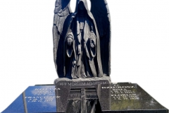 135 Pomnik z czarnego granitu wraz z rzezba mrocznego anioła na grobowcu rodzinnym, Cwiklice k.Pszczyny