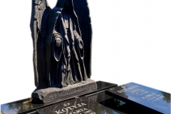 137 Pomnik z czarnego granitu wraz z rzezba mrocznego anioła na grobowcu rodzinnym, Cwiklice k.Pszczyny
