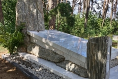 141 Nagrobek na grobowiec rodzinny w formie sarkofagu z bialego marmuru wloskiego Calacatta wraz z polaczeniem skaly gnejsu, Wagrowiec k.Poznania