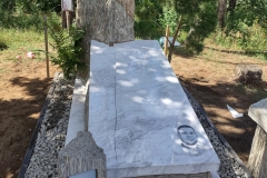 142 Nagrobek na grobowiec rodzinny w formie sarkofagu z bialego marmuru wloskiego Calacatta wraz z polaczeniem skaly gnejsu, Wagrowiec k.Poznania