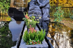 162-Pomnik-z-czarnego-granitu-wraz-z-rzezba-Jezusa-na-grobowiec-rodzinny-Gliwice