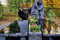 163-Pomnik-z-czarnego-granitu-wraz-z-rzezba-Jezusa-na-grobowiec-rodzinny-Gliwice