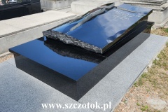 185-Nagrobek-w-formie-sarkofagu-na-grobowcu-rodzinnym-wykonany-z-czarnego-granitu-Krakow