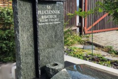 192-Pomnik-na-grobowcu-rodzinnym-granitowy-ociosany-Boguszyce-k.Wroclawia