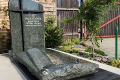 193-Pomnik-na-grobowcu-rodzinnym-granitowy-ociosany-Boguszyce-k.Wroclawia