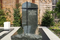 194-Pomnik-na-grobowcu-rodzinnym-granitowy-ociosany-Boguszyce-k.Wroclawia