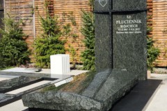 195-Pomnik-na-grobowcu-rodzinnym-granitowy-ociosany-Boguszyce-k.Wroclawia