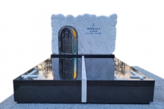 90 Pomnik z marmuru wloskiego oraz czarnego granitu w polaczeniu ze szklanym witrazem oraz kutymi elementami na grobowcu rodzinnym, Jaworze, woj.slaskie