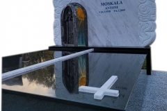 92 Pomnik z marmuru wloskiego oraz czarnego granitu w polaczeniu ze szklanym witrazem oraz kutymi elementami na grobowcu rodzinnym, Jaworze, woj.slaskie