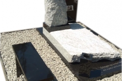 111 Pomnik granitowy wraz z rzezba aniola na grobowcu,rzezbiarz Janusz Moroń, Tulec woj.wielkopolskie