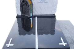 135 Pomnik z marmuru wloskiego oraz czarnego granitu w polaczeniu ze szklanym witrazem oraz kutymi elementami na grobowcu, Jaworze, woj.slaskie