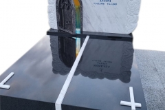 137 Pomnik z marmuru wloskiego oraz czarnego granitu w polaczeniu ze szklanym witrazem oraz kutymi elementami na grobowcu, Jaworze, woj.slaskie