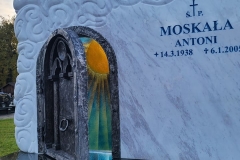 139 Pomnik z marmuru wloskiego oraz czarnego granitu w polaczeniu ze szklanym witrazem oraz kutymi elementami na grobowcu, Jaworze, woj.slaskie