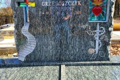 165 Pomnik granitowy na grobowcu wraz z rzezbiona tablica i witrazami, Wodzislaw slaski, woj.slaskie