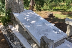 196 Nagrobek, grobowiec w formie sarkofagu z bialego marmuru wloskiego Calacatta wraz z polaczeniem skaly gnejsu, Wagrowiec k.Poznania