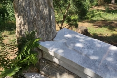 197 Nagrobek, grobowiec w formie sarkofagu z bialego marmuru wloskiego Calacatta wraz z polaczeniem skaly gnejsu, Wagrowiec k.Poznania