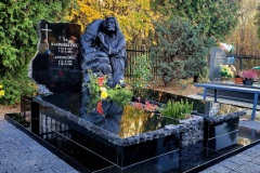 220-Pomnik-z-czarnego-granitu-wraz-z-rzezba-Jezusa-na-grobowiec-Gliwice