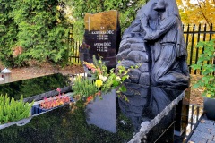 222-Pomnik-z-czarnego-granitu-wraz-z-rzezba-Jezusa-na-grobowiec-Gliwice
