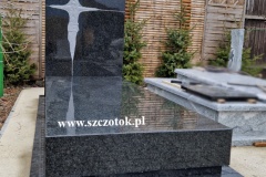 269-Pomnik-z-ciemnego-granitu-wraz-z-plaskorzezba-Jezusa-grobowiec-Czestochowa