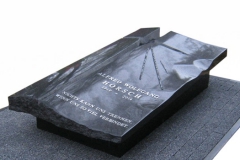 027  sarkofag - nagrobek nowoczesny z granitu wraz ze szklem artystycznym poznan