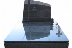 pomnik nowoczesny z czarnego granitu z krzyzem z topionego szkla slask