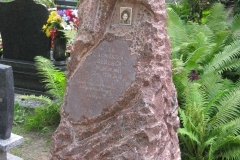 nowoczesny pomnik z kamienia gdansk