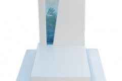 Nagrobek nowoczesny bialy z kwarcytu ze szklem witrazowym, Glogow