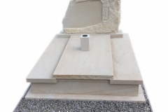 Pomnik nowoczesny na grobowcu z piaskowca wraz z rzezba, Ilza woj.malopolskie, rzezbiarz Janusz Moroń