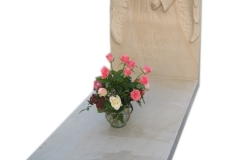 Pomnik nowoczesny z piaskowca wraz z rzezba, rzezbiarz Janusz Moroń