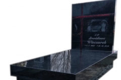 Nagrobek nowoczesny z czarnego kamienia ze szklanym krzyzem witrazowym oraz rycina, Rydoltowy