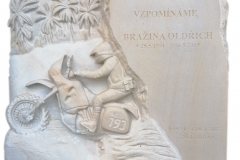 Tablica nagrobna w formie plaskorzezby z piaskowca pod nagrobek nowoczesny, Czechy-Frydek Mistek, rzezbiarz Janusz Moroń
