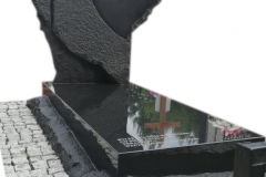 Nagrobek nowoczesny z czarnego granitu wraz z rzezbieniami w tablicy nagrobnej, Tychy