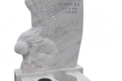 Nagrobek urnowy z marmuru Calacatta z plaskorzezba aniola, Wroclaw, wyk. rzezbiarz Janusz Moroń