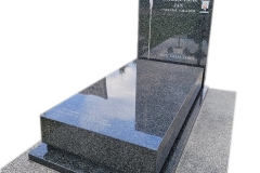 448 Pomnik nowoczesny granitowy wraz z zarysem Jezusa na krzyzu w tablicy, Pszczyna