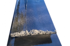 Pomnik nowoczesny granitowy w formie sarkofagu ze szklanym krzyżem, Myszków, woj.slaskie