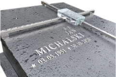 Pomnik nowoczesny w formie sarkofagu wraz z metalowym krzyżem oraz szklana cegla, Konin woj.wielkopolskie