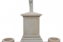 Pomnik nowoczesny z piaskowca wraz z rzezba jabloni na krzyzu oraz kamiennymi donicami, Chojnata, woj.lodzkie