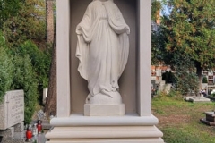 540 Pomnik nowoczesny z piaskowca w formie kapliczki wraz z rzezba Maryji, Wroclaw