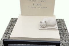 Nagrobek nowoczesny z konglomeratu kwarcowego wraz z rzezba kota z piaskowca, Tychy, rzeźbiarka Paulina Garbocz