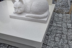 Nagrobek nowoczesny z konglomeratu kwarcowego wraz z rzezba kota z piaskowca, Tychy, rzeźbiarka Paulina Garbocz