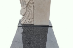 Pomnik nowoczesny granitowy z rzezba aniola z piaskowca, Rybnik, rzeźbiarz Janusz Moroń
